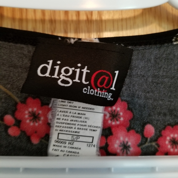 Women's floral Digital Clothing blouse size small - Picture 2 of 3